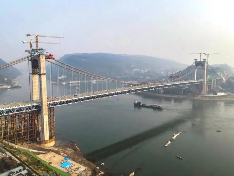 Largest span public-track dual-purpose suspension bridge successfully closed.