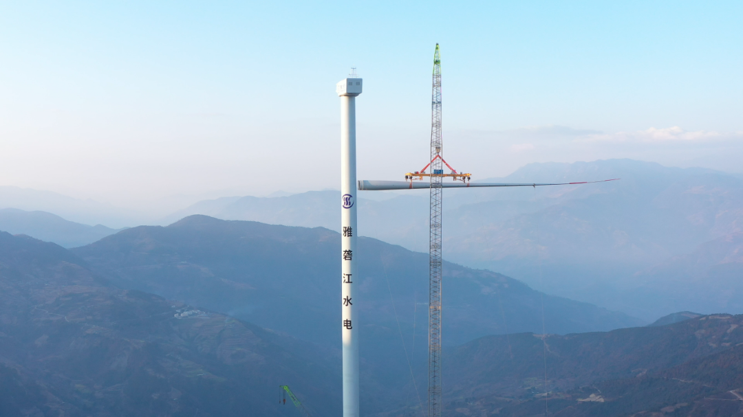 Victory in the first battle! Yalong River hydropower Raba Mountain wind power project single-blade fan lifting